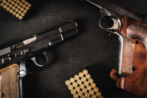 пистолеты и пули на столе
 - Фото, изображение