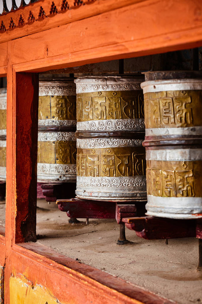 Buddhistische Gebetsmühlen in Halbmonstern. ladakh, indien - Foto, Bild