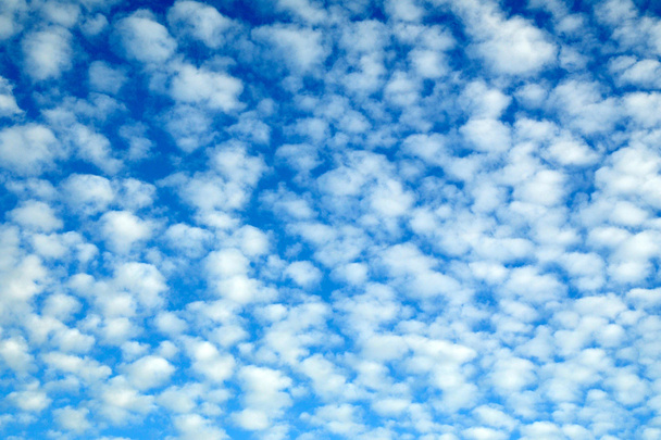 Kaunis sininen pilvi pörröinen pilvet
 - Valokuva, kuva