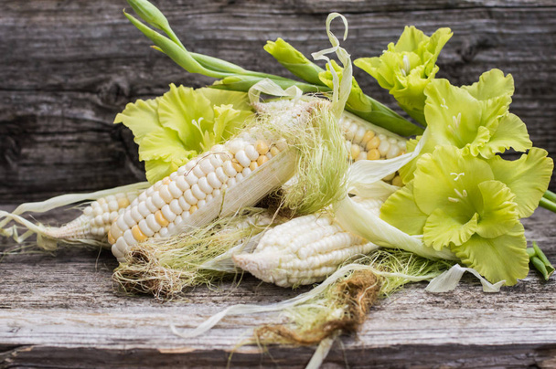 Fresh cobs of corn on the wooden background. Top view. Close-up - Foto, Imagem