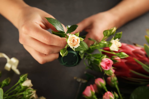 hands making beautiful bouquet - Foto, afbeelding