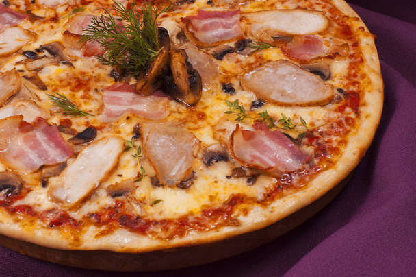 Pizza mit Speck - Foto, Bild