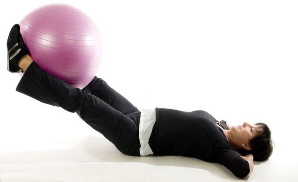 ejercicio de mujer mayor de mediana edad con bola de entrenamiento central
 - Foto, Imagen
