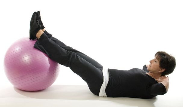 年配の女性フィットネス運動シッ ups のコア トレーニング ボール - 写真・画像