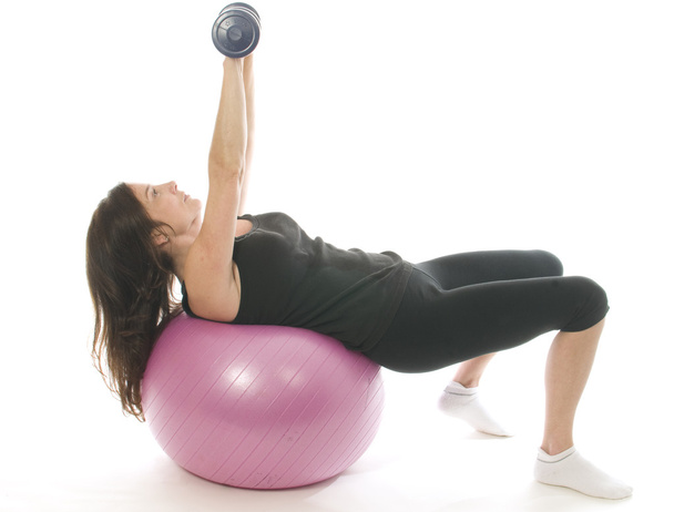 ダンベルの重量コア トレーニング ボールを行使中年年配の女性のフィットネス - 写真・画像