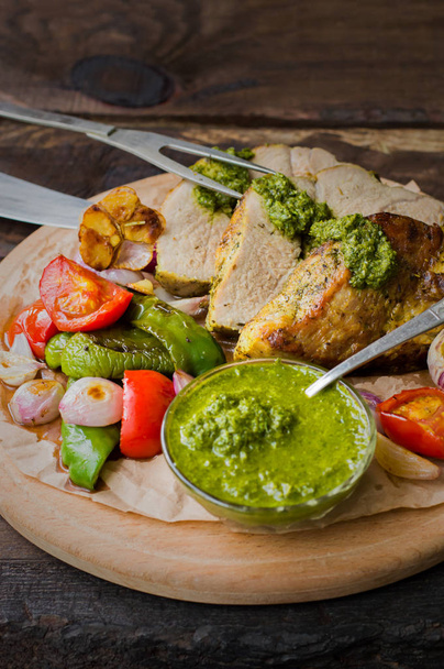 Hús zöldségekkel, sült, és szolgált olasz Salsa Verde szósszal. Fából készült rusztikus asztal. Közeli kép: - Fotó, kép