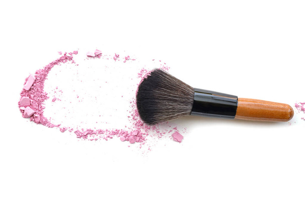 Cepillo de maquillaje con sombra de ojos triturada púrpura, aislado en blanco
. - Foto, Imagen