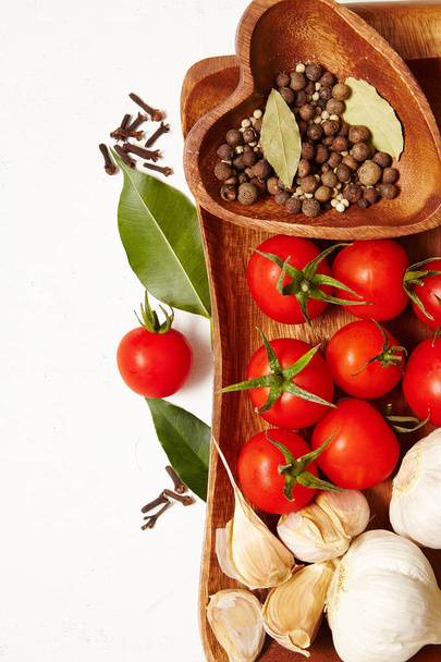 tomate, ajo, pimienta, hojas de laurel
. - Foto, imagen