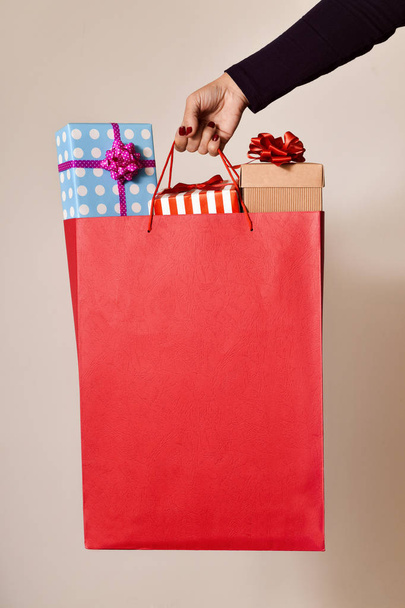 woman with a shopping bag full of gifts - Фото, зображення
