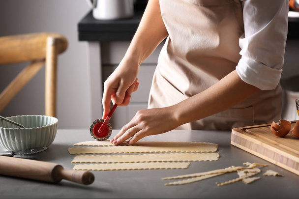 Woman cutting dough for ravioli  - Valokuva, kuva