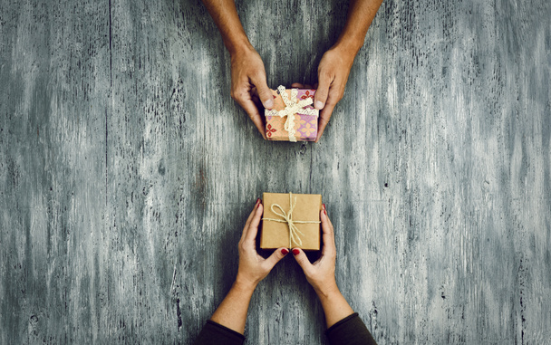 mujer y hombre intercambiando regalos
 - Foto, Imagen