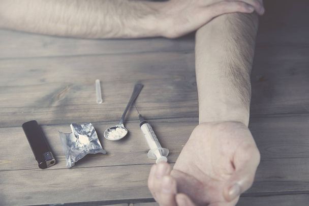 Man, Narcotic and Syringe - Foto, Bild