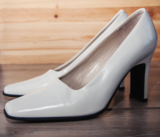 Жіночий білі туфлі
  - Фото, зображення