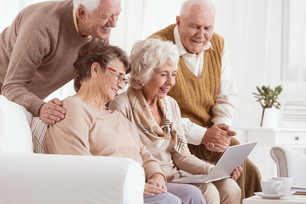 Group of seniors using laptop - Foto, afbeelding