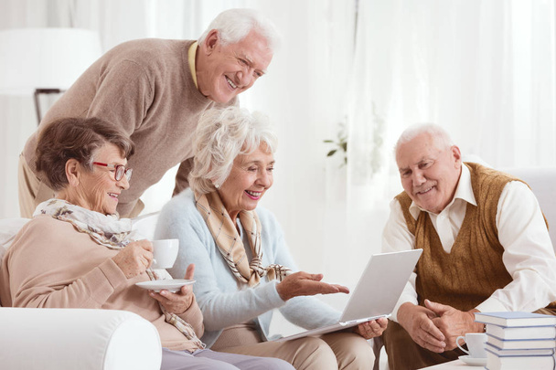 Elderly people using computer - Foto, Bild