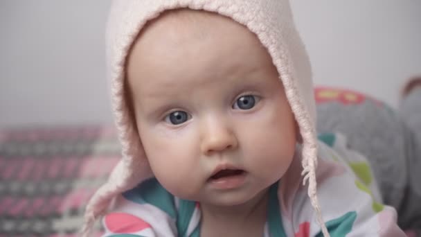 Primer plano lindo pequeño babys cara
 - Imágenes, Vídeo