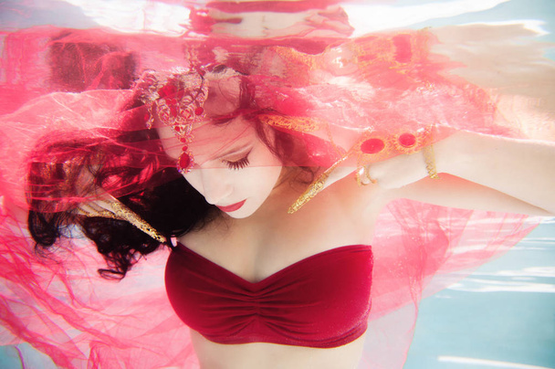 Tailandês inspirado modelo de moda subaquática
 - Foto, Imagem