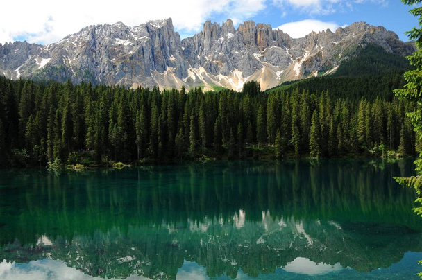 Lago di Carezza (Karersee), egy gyönyörű tó a Dolomitok Trentino Alto Adige, Olaszország. - Fotó, kép