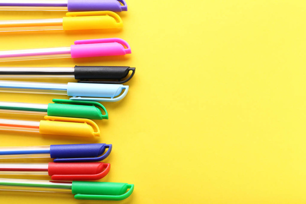 row of colored pens - Фото, зображення