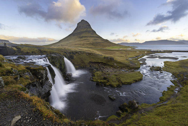 Wodospad Kirkjufellsfoss z góra Islandii - Zdjęcie, obraz
