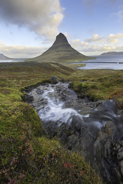Kirkjufellsfoss водоспад з Kirkjufell гора Ісландії - Фото, зображення