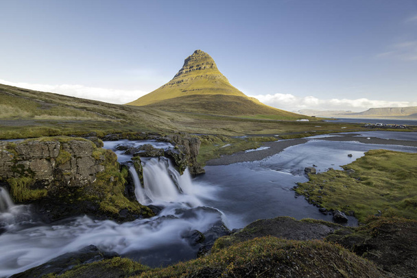 Kirkjufellsfoss водоспад з Kirkjufell гора Ісландії - Фото, зображення