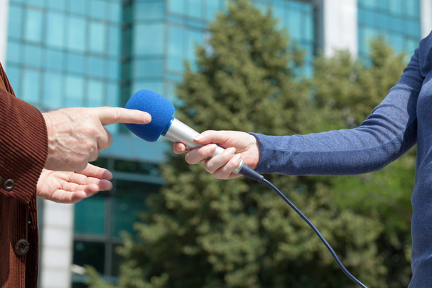 Журналистка, дающая интервью бизнесмену или политику
 - Фото, изображение