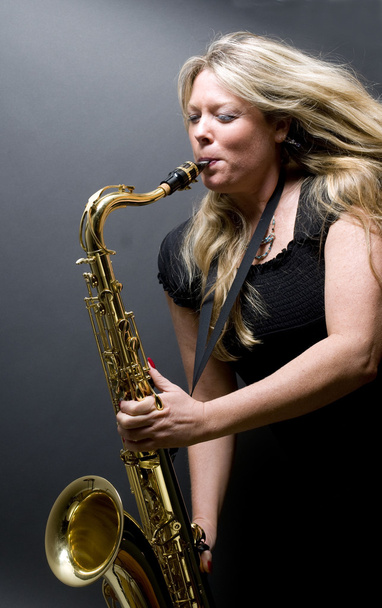 sexy blonďatá samice saxofon hráč hudebník - Fotografie, Obrázek