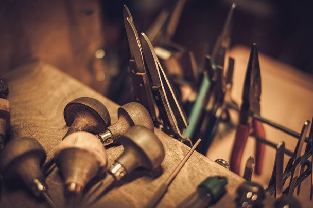 Diferentes ferramentas ourives no local de trabalho jóias
 - Foto, Imagem