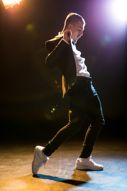 stijlvolle man dansen - Foto, afbeelding