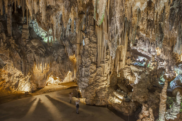 Αγνώστων στοιχείων επισκεπτών σε μεγαλοπρεπή σπήλαια Nerja, Ισπανία - Φωτογραφία, εικόνα