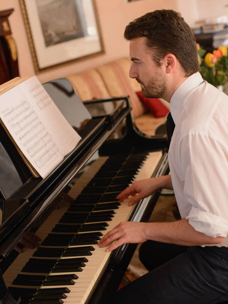 Portret van muziek performer zijn piano spelen - Foto, afbeelding