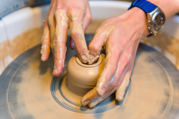 陶芸家の女性の手 - 写真・画像