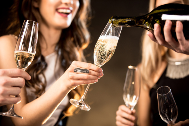 glückliche Freunde, die Champagner trinken - Foto, Bild