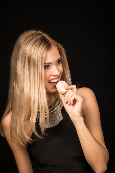 Beautiful woman eating macaroon - Fotoğraf, Görsel