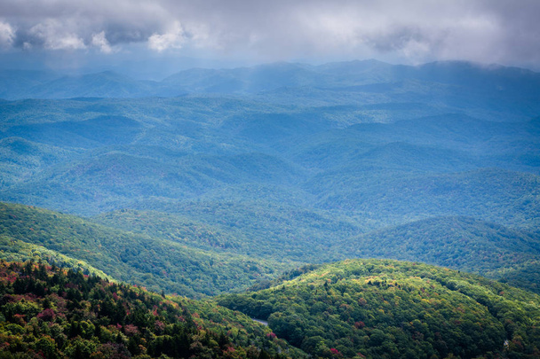Cloudy view of the Blue Ridge Mountains from Grandfather Mountai - Foto, immagini