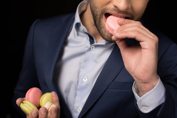 Young man with macaron - Foto, afbeelding