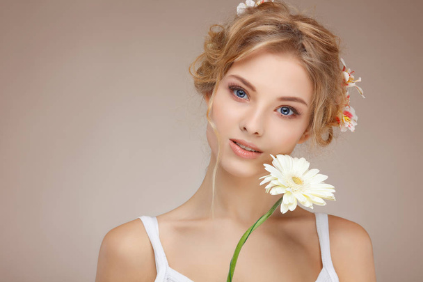 Beautiful woman with flower - Foto, Imagen