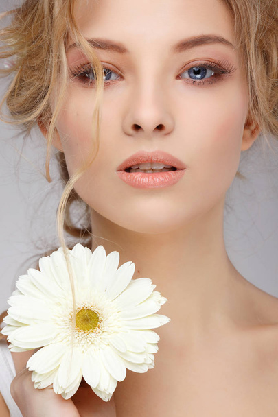 Beautiful woman with flower - Фото, изображение