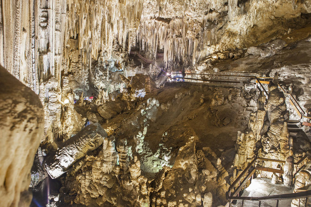 Visiteurs non identifiés dans les grottes de Nerja, Espagne
 - Photo, image