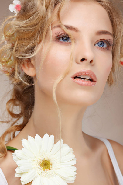 Beautiful girl with flower - Foto, immagini