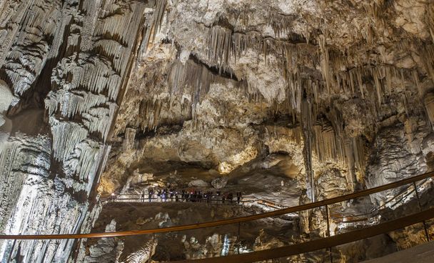 Αγνώστων στοιχείων επισκεπτών σε μεγαλοπρεπή σπήλαια Nerja, Ισπανία - Φωτογραφία, εικόνα
