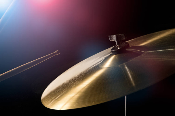 The drum stick hit on the crash cymbal - Фото, зображення