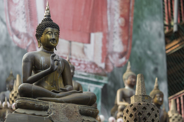 Sorban a Buddha szobrok Ganagarama Temple, Colombo, Srí Lanka - Fotó, kép