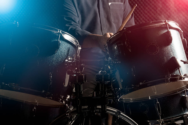 Чоловік грає на барабанах
 - Фото, зображення