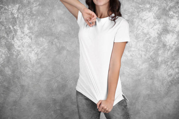 mulher em branco t-shirt branca
 - Foto, Imagem