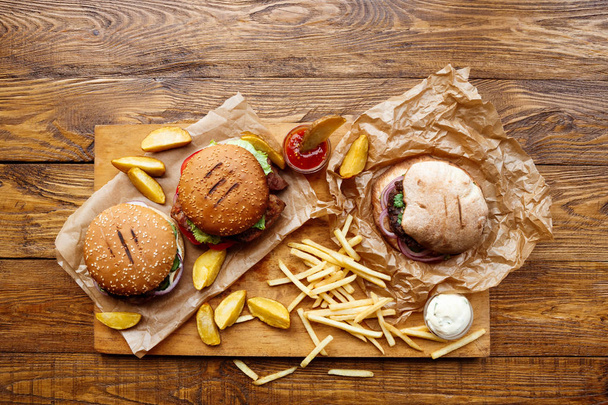 Fast Food nimmt den Blick von oben. Hamburger, Hotdog und Pommes - Foto, Bild
