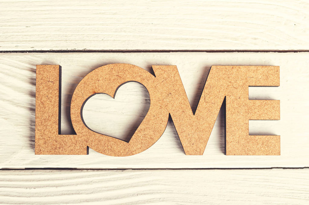 Décoration mot amour en bois sur planches rétro
 - Photo, image