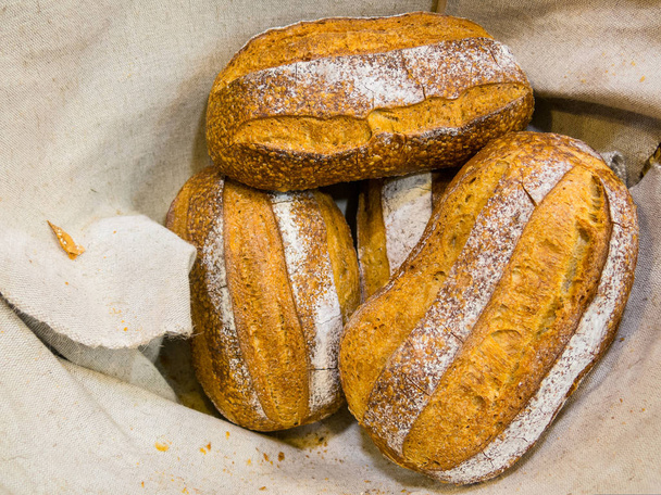 Delicioso pan en una canasta en una panadería
 - Foto, imagen