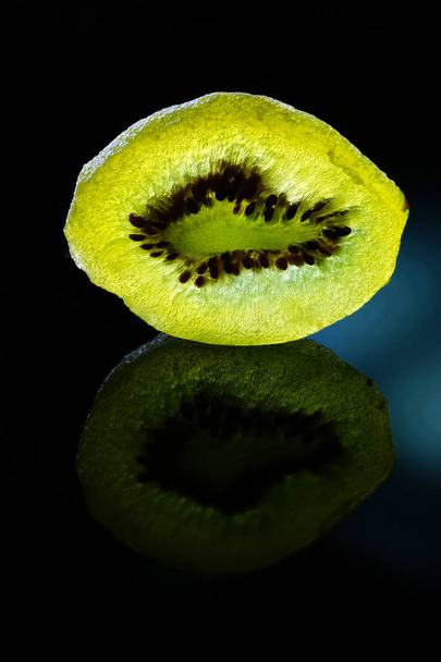 rebanada seca de kiwi sobre un fondo oscuro
 - Foto, Imagen